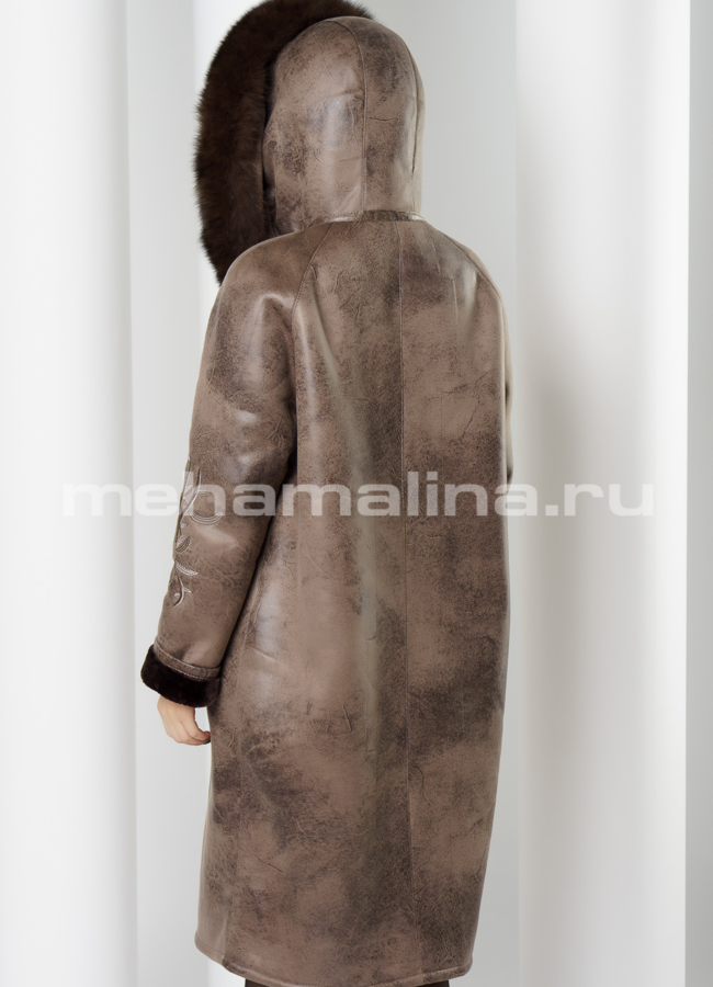 Удлиненная эко дубленка коричневого цвета с капюшоном модель № 7758 универмаг малина