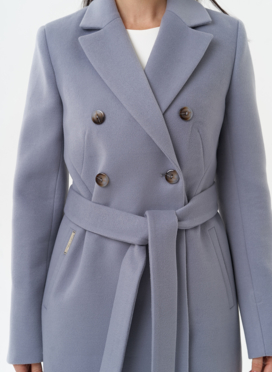 Женское двубортное пальто с поясом