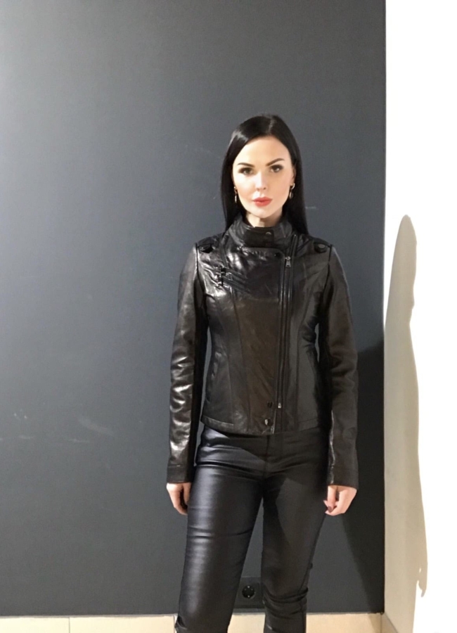 Кожаная куртка черного цвета модель № 10538 меха малина