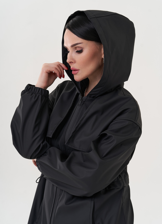 Плащ черного цвета с капюшоном модель № 26800 в рассрочку