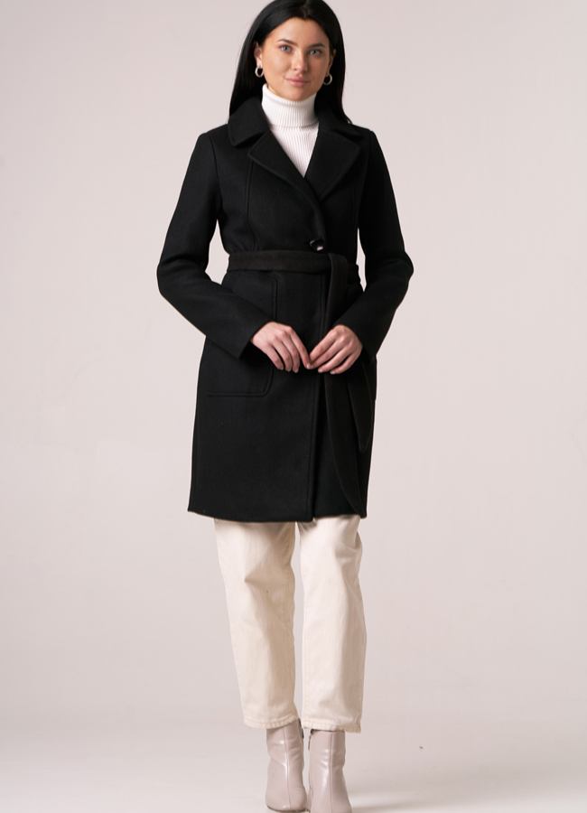 Пальто черного цвета на поясе модель № 2118 меха малина