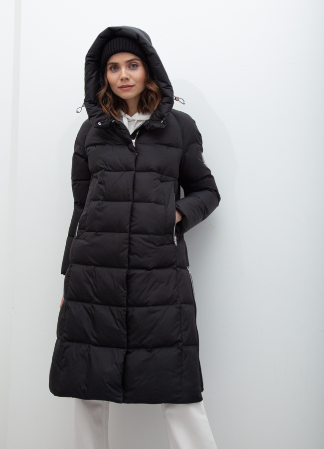 Пуховик женский черного цвета модель № 21029 меха малина