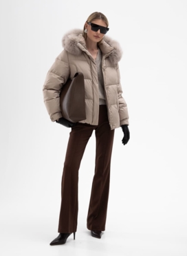 Короткий пуховик с капюшоном из меха песца