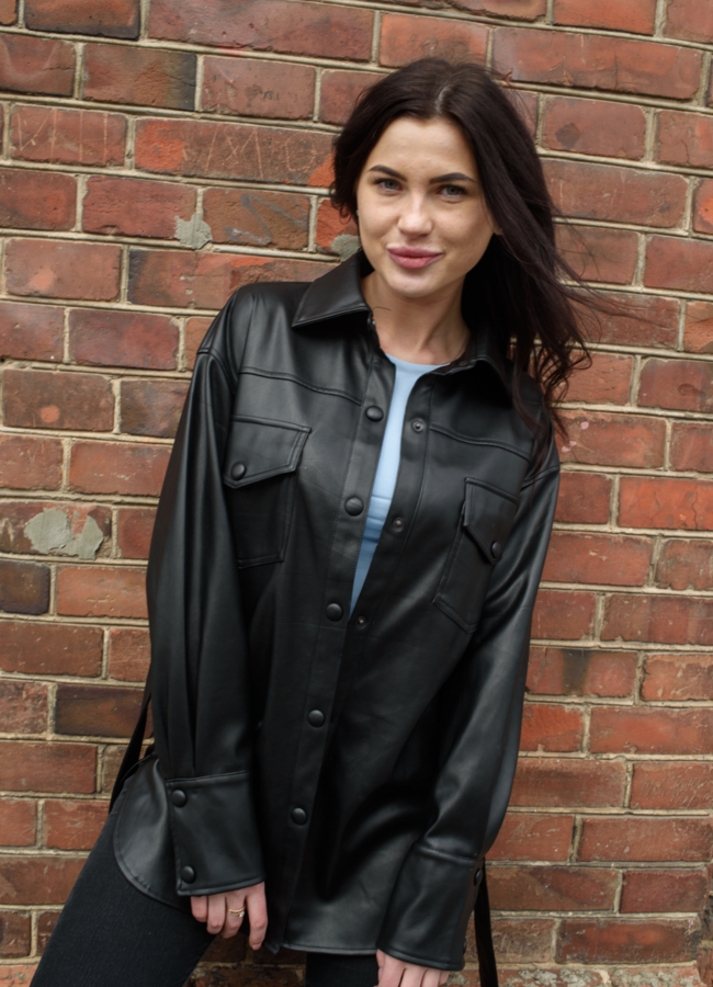 фото Куртка-рубашка из эко кожи черного цвета модель № 21170