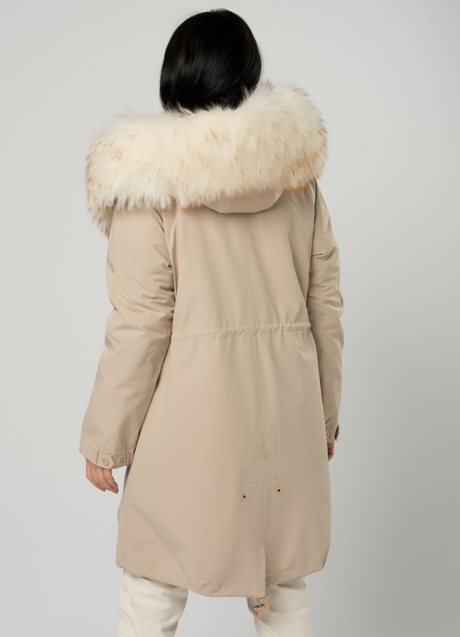 Светлая парка с мехом енота модель № 73381 в кредит