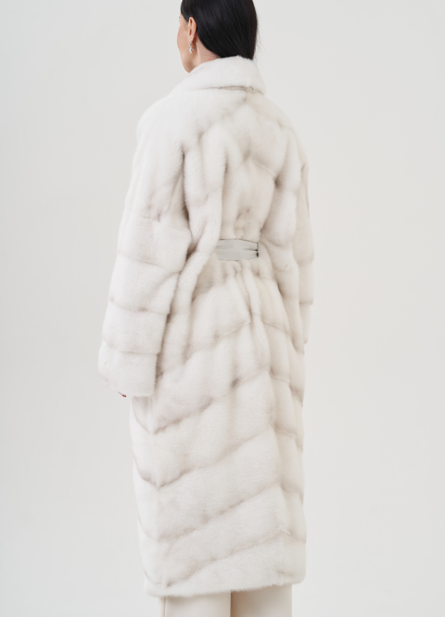 Шуба из норки белого цвета модель № 24822 в рассрочку