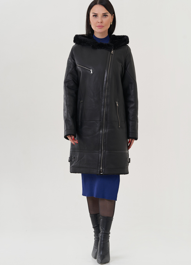 Женская дубленка  черного цвета с капюшоном  модель № 25624 меха малина