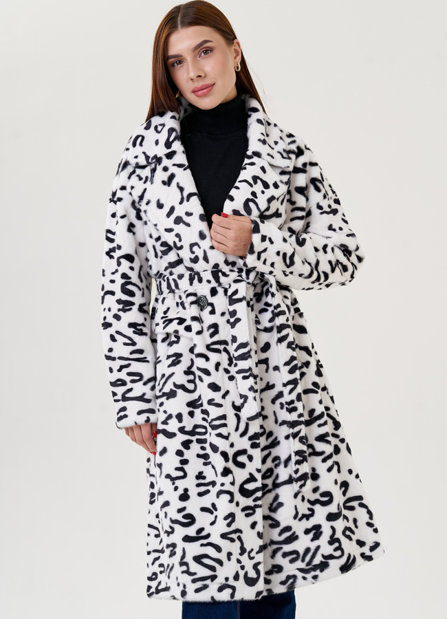 Женское пальто с английским воротником белого цвета  модель № 23456 меха малина