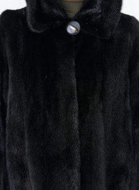 Шуба из норки с капюшоном черного цвета
