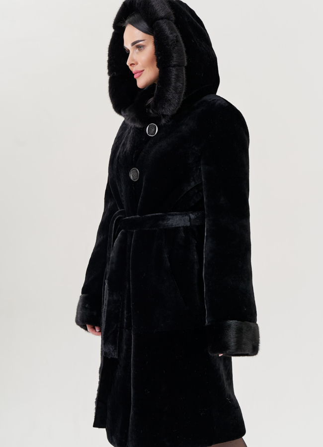 Шуба из овчины в черном цвете с капюшоном  модель № 79634 универмаг малина