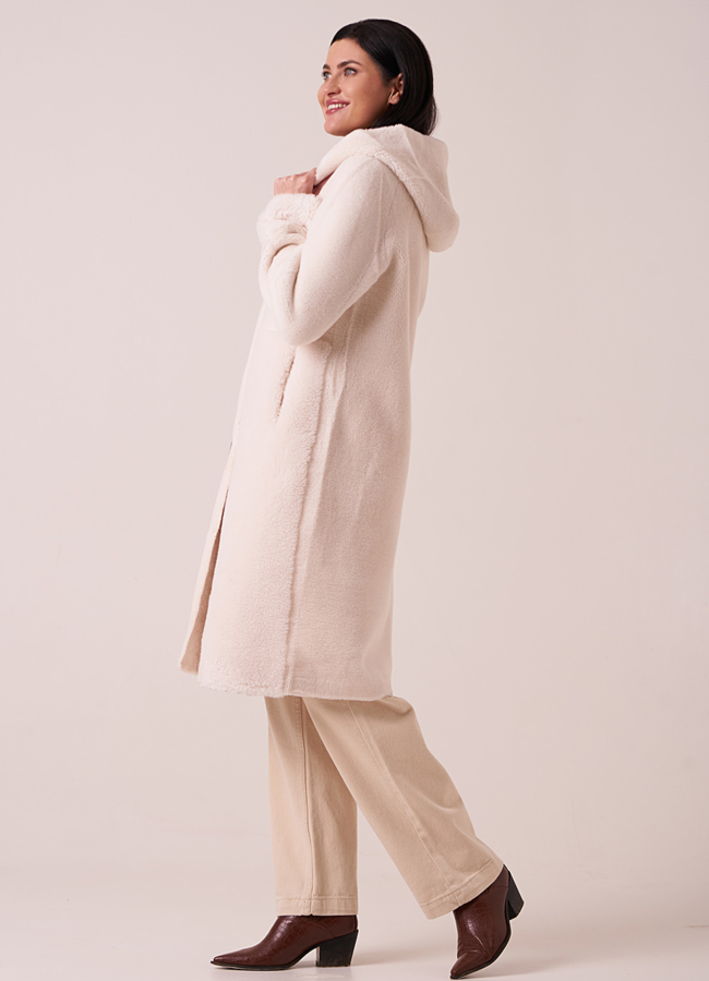 Белое пальто из эко меха на пуговицах с капюшоном модель № 9801 универмаг малина