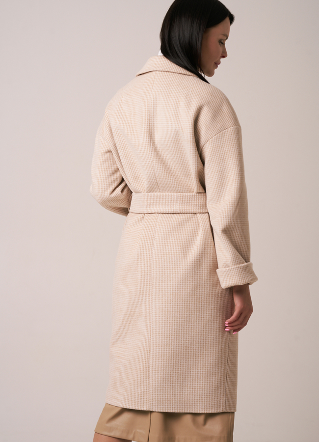 Пальто бежевого цвета с английским воротником на поясе модель № 050 в кредит