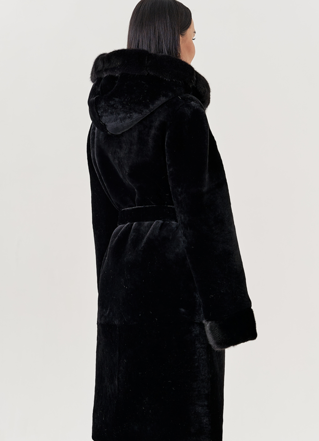 Шуба из овчины в черном цвете с капюшоном  модель № 79634 универмаг малина
