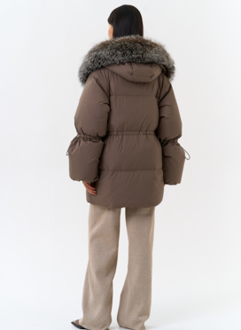 Женский пуховик с капюшоном из меха чернобурки