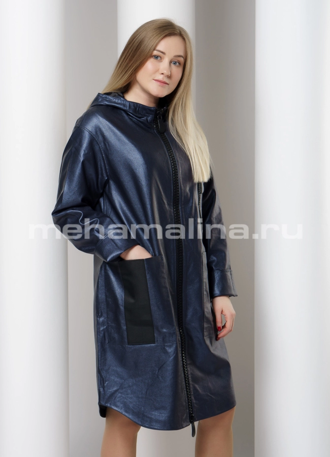 Плащ из эко кожи с капюшоном на молнии модель № 18015 меха малина