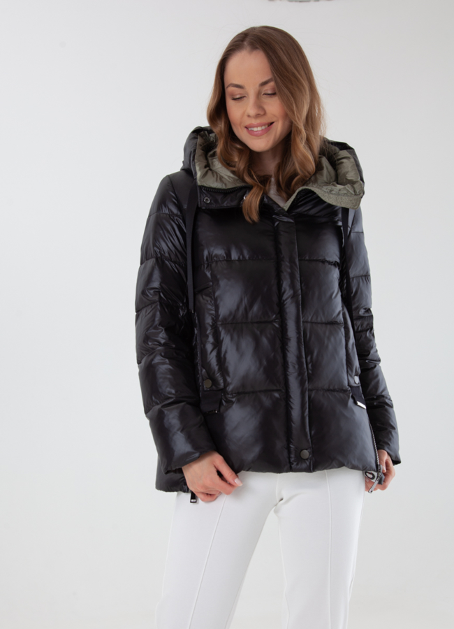 Женский укороченный пуховик черного цвета с капюшоном модель № 21091 меха малина