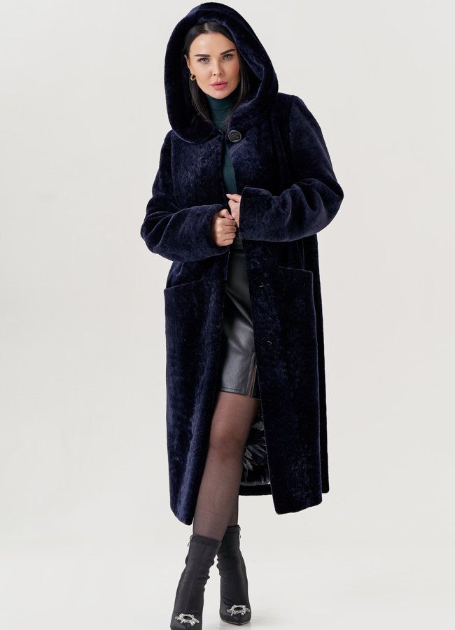 Шуба из овчины синего цвета с капюшоном  модель № 79632 универмаг малина