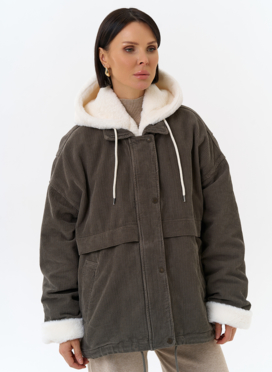 Женская утепленная куртка с отделкой из эко меха