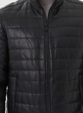 Мужская куртка из натуральной кожи черного цвета