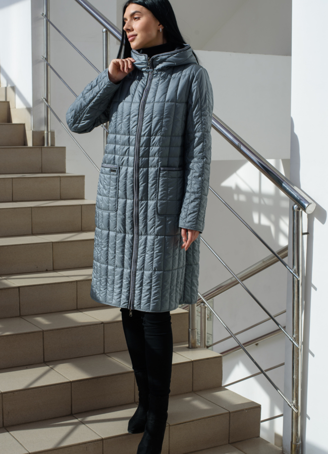 Плащ серого цвета с капюшоном  модель № 22583 в кредит