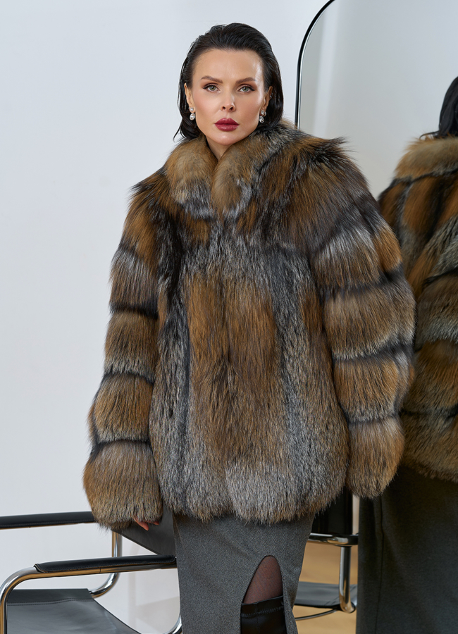 Короткая шуба из лисы модель № 32011 меха малина