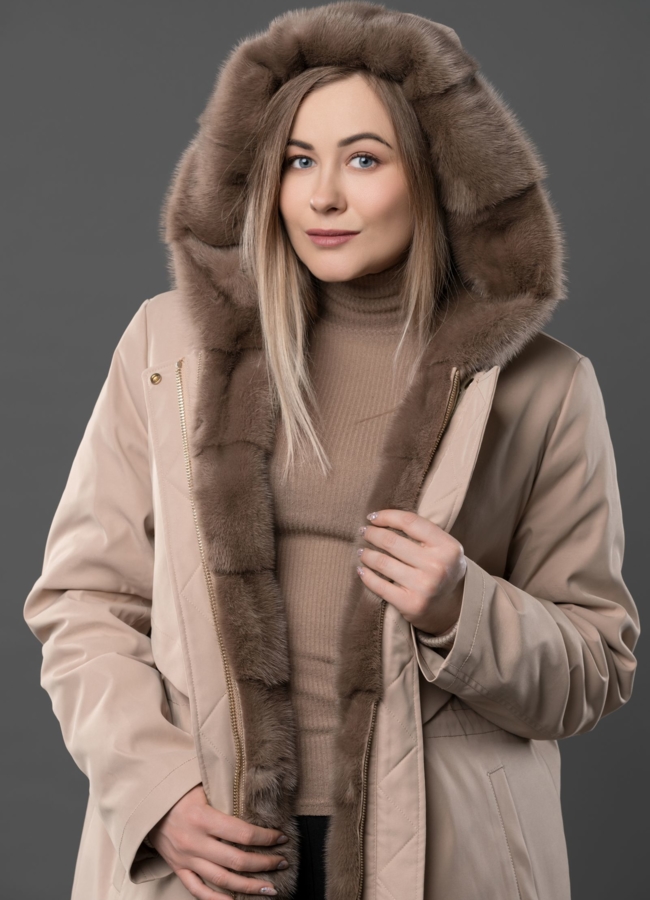 фото Парка в бежевом цвете с меховой отделкой из норки модель № 12395