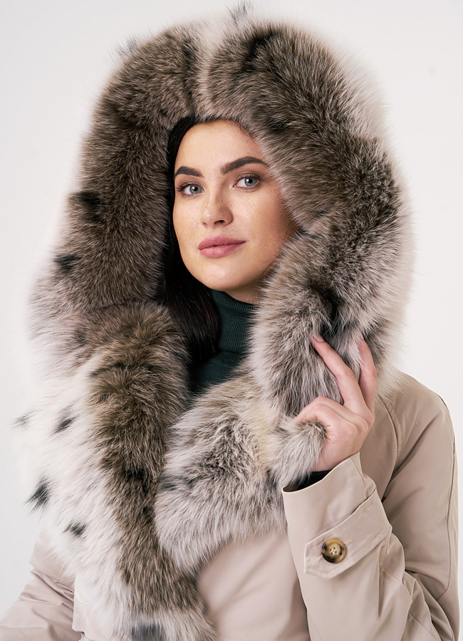 Бежевая удлиненная парка с песцом модель № 69121 в рассрочку