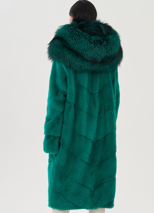 Шуба из норки в зеленом цвете с чернобуркой модель № 22073 в кредит