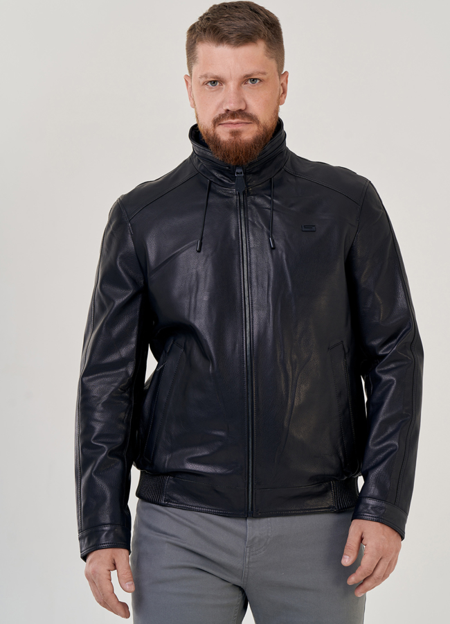 фото Кожаная куртка с капюшоном черного цвета  модель № 23140