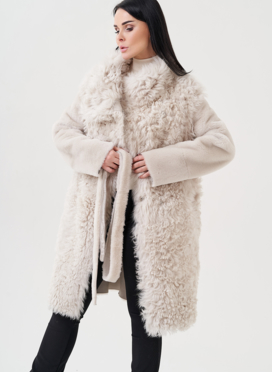 Женская дубленка бежевого цвета 