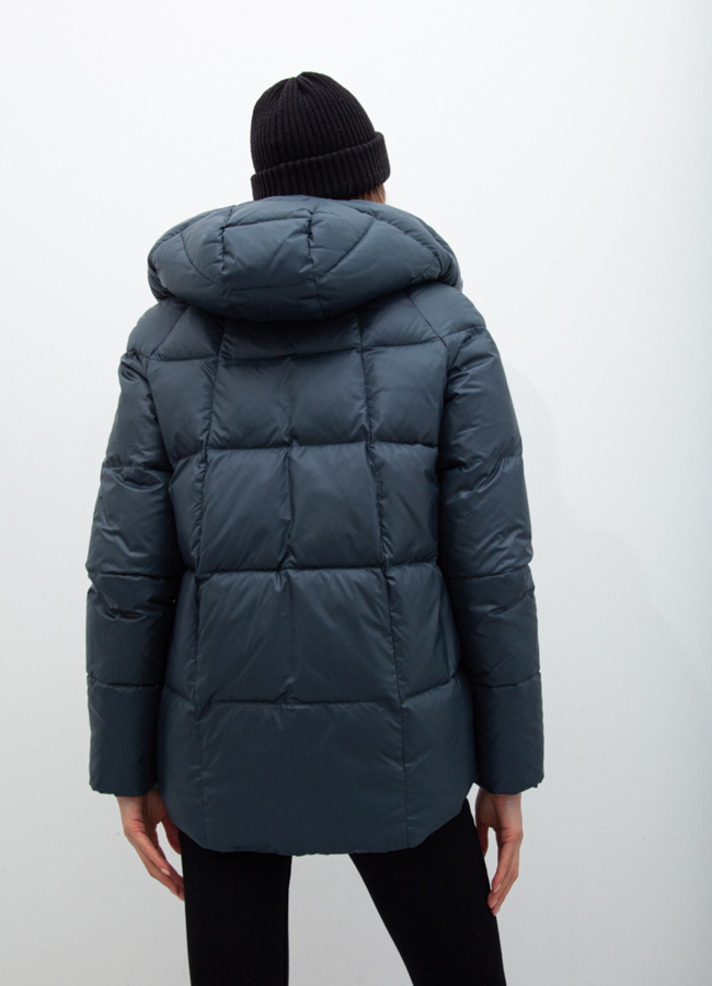 фото Укороченный женский пуховик зеленого цвета модель № 21032