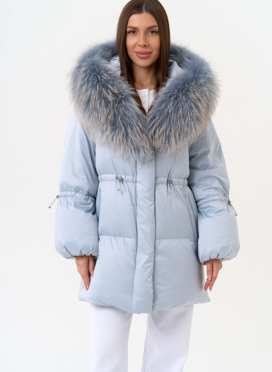Женский пуховик голубого цвета с капюшоном из меха лисы