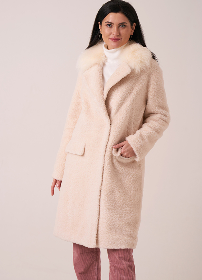 Светлое пальто из эко меха прямого силуэта модель № 17939 универмаг малина