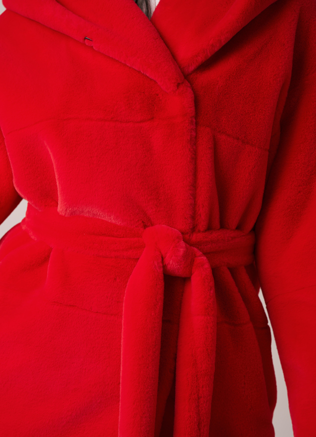 Шуба из искусственного меха красного цвета на поясе с капюшоном модель № 778-2 в кредит