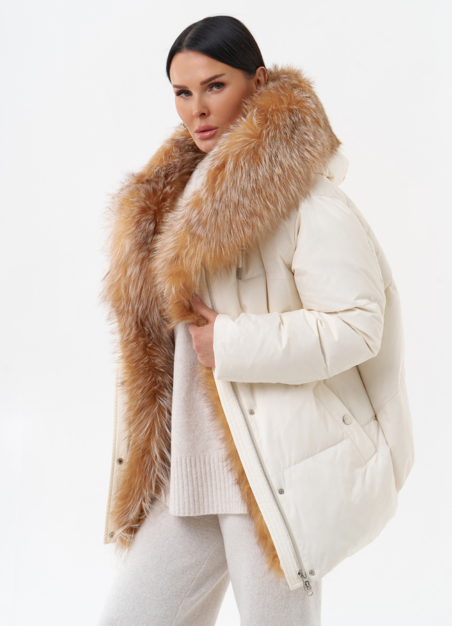 Пуховик с капюшоном из меха лисы модель № 29356 меха малина
