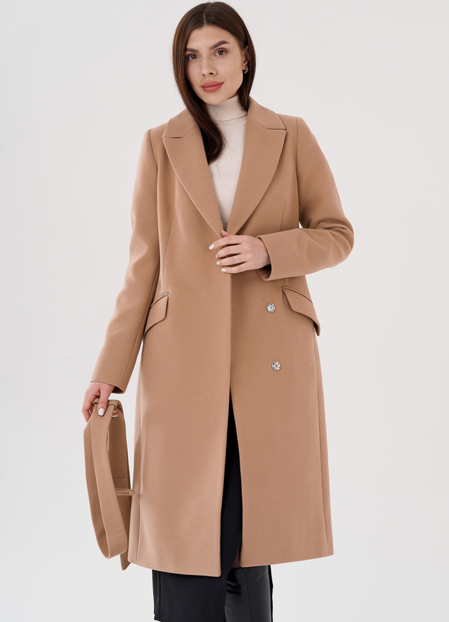 Классическое женское пальто в бежевом цвете модель № 23451 меха малина