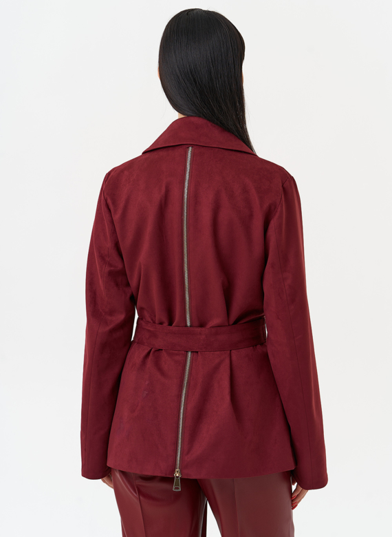 Женская куртка из эко замши бордового цвета