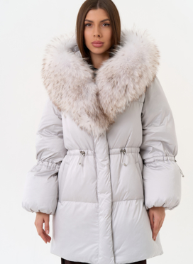 Светлый пуховик с капюшоном из меха лисы