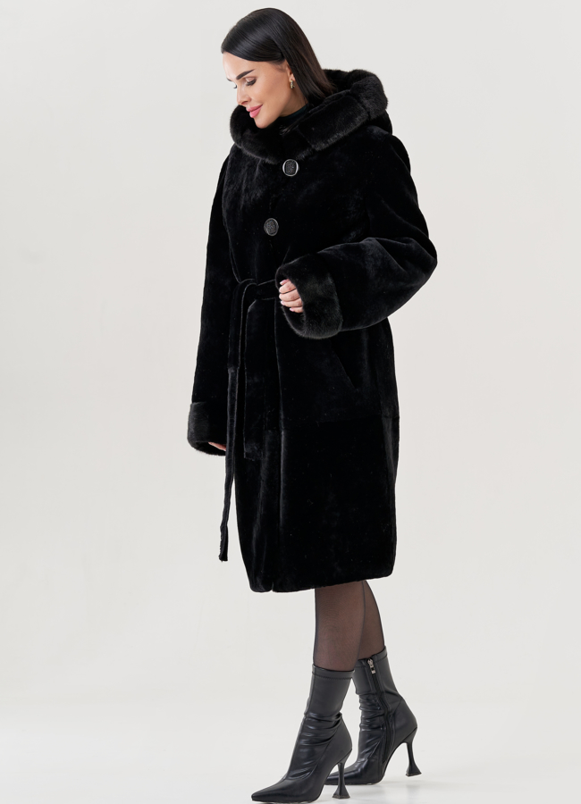 Шуба из овчины в черном цвете с капюшоном  модель № 79634 в рассрочку