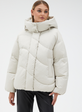 Женский светлый пуховик с капюшоном