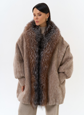 Женский удлиненный пуховик с отделкой из меха чернобурки