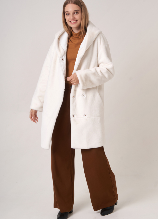 Белая искусственная шуба с капюшоном модель № 17962 универмаг малина