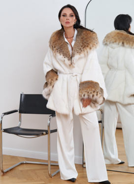 Женская белая шуба из меха норки с отделкой из меха рыси