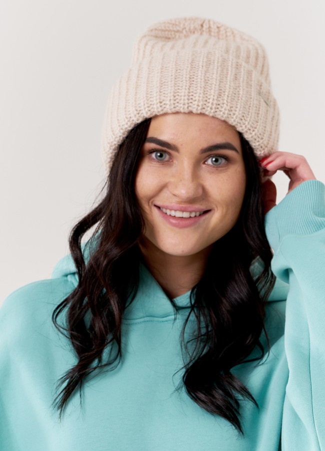 Шапка женская светло-бежевая модель № 10800 меха малина