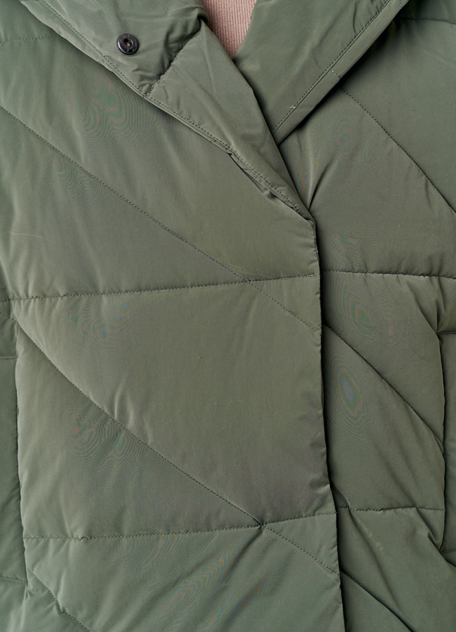 Пуховик зеленого цвета с капюшоном модель № 21841 универмаг малина