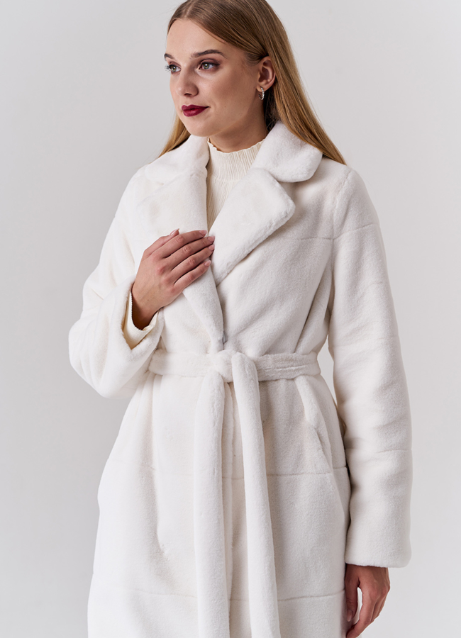 Удлиненная шуба белого цвета из эко меха модель № 21138 универмаг малина