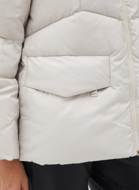 Женский светлый пуховик с капюшоном
