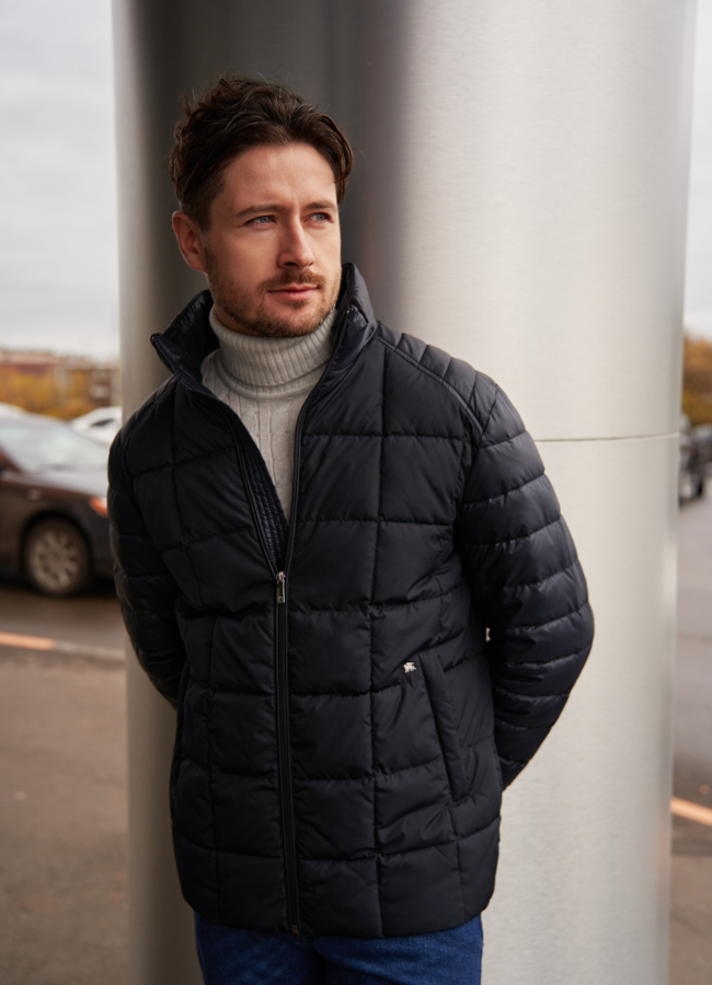 Мужская куртка синего цвета  модель № 75013 меха малина