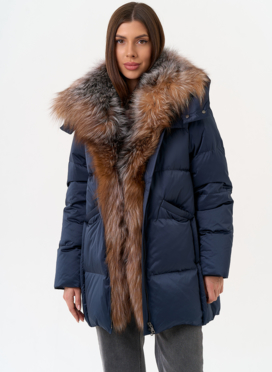 Женский пуховик с отделкой из меха блюфрост