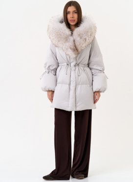 Светлый пуховик с капюшоном из меха лисы